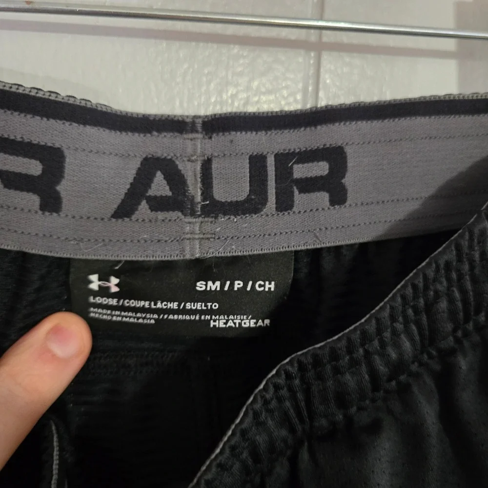 Under‎ Armour Boys Small HeatGear Loose Fit Athletic Shorts Black S Pockets